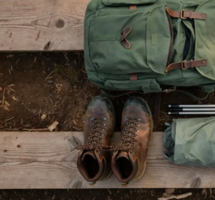 Különböző outdoor felszerelések elrendezve egy asztalon