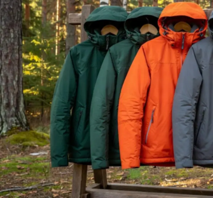 Technikai outdoor dzsekik havas hegyek között