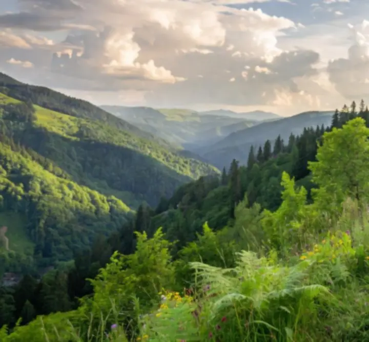 Túrázók festői magyar hegyvidéki tájon, prémium felszereléssel