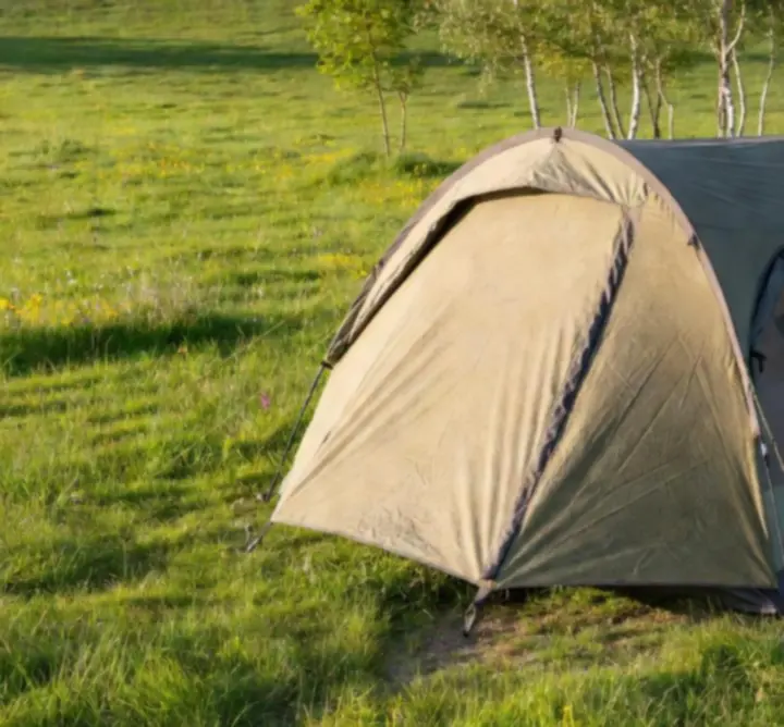 Modern, több személyes sátor felszerelt kempinghelyen